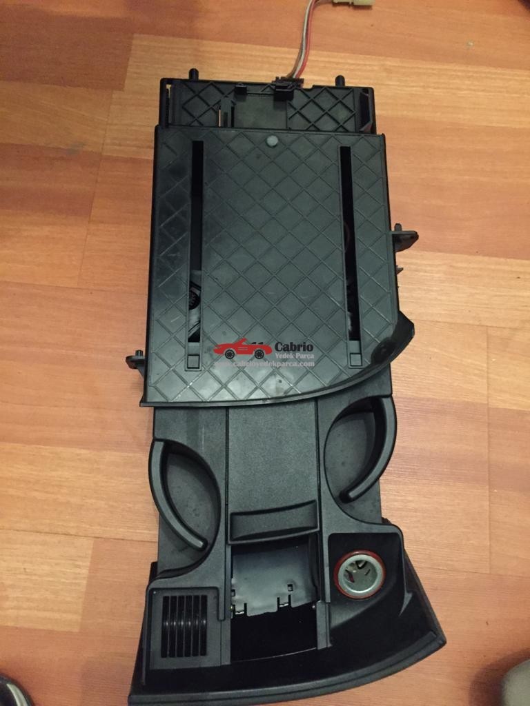 VOLKSWAGEN T6 UYUMLU ORJİNAL BARDAKLIK ÇIKMA TEMİZ