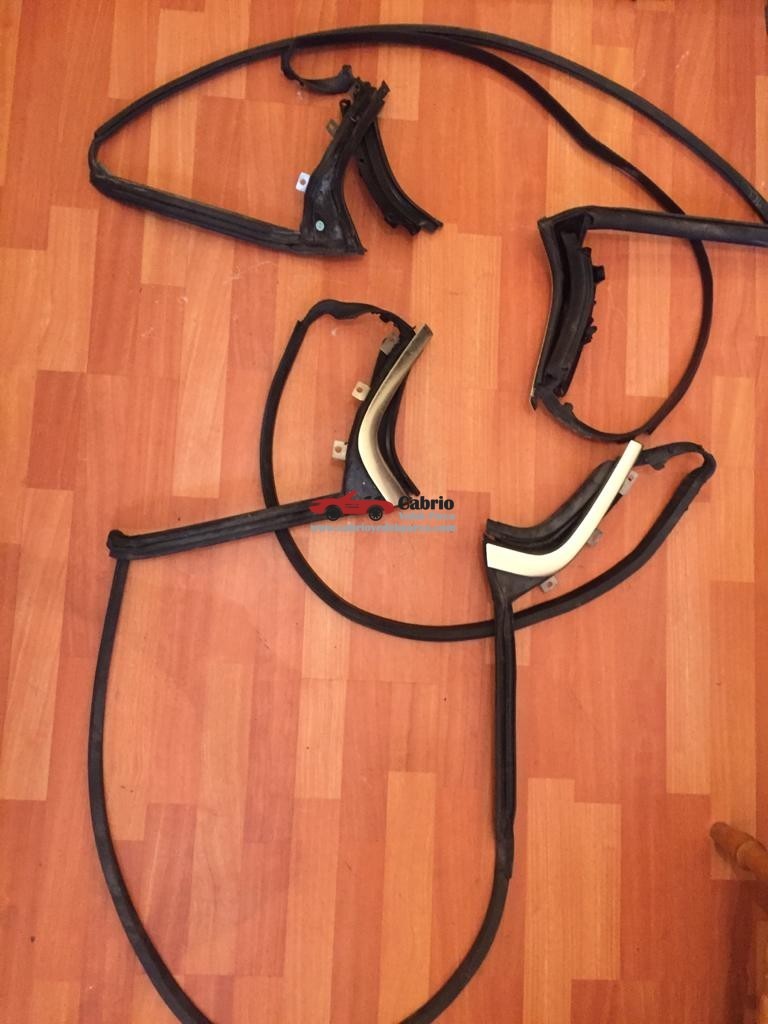 BMW E93 CABRİO UYUMLU ORJİNAL HARDTOP FİTİLİ CROM ÇERÇEVESİ ÜZERİNDE ÇIKMA TEMİZ 