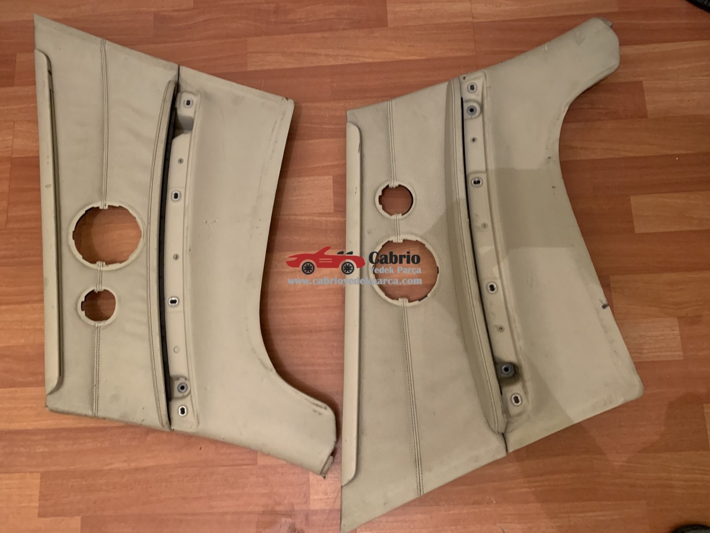 BMW E93 CABRİO ARKA DERİ BEJ RENGİNDE SAĞ SOL UYUMLU ORJİNAL KAPI DÖŞEMESİ 