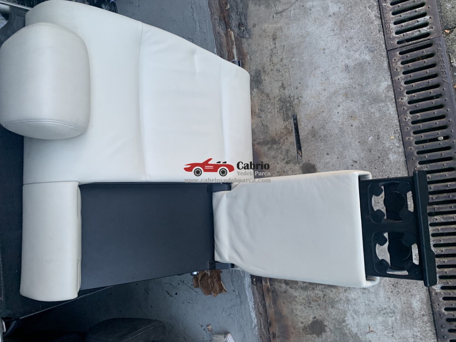 BMW E92 COUPE UYUMLU BEJ RENGİNDE ORJİNAL ARKA KOLTUK BARDAKLIKLI ÇIKMA TEMİZ