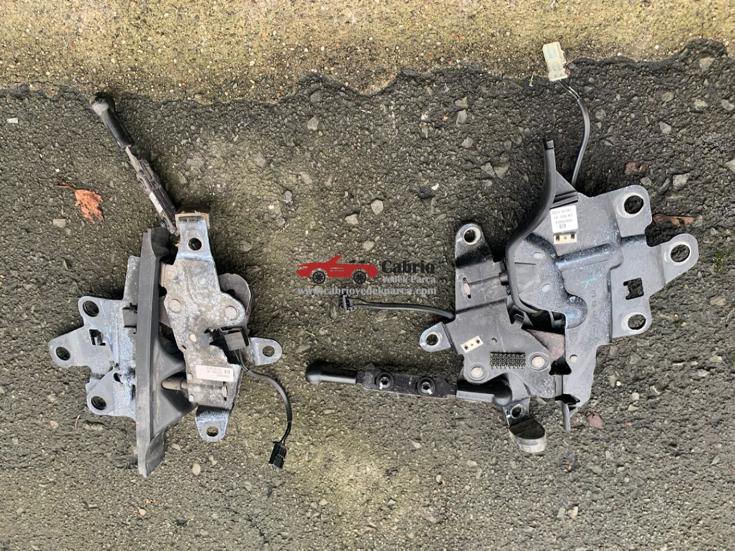 OPEL ASTRA H CABRİO TWİNTOP UYUMLU ORJİNAL HARDTOP ÖN KİLİTLERİ SWİÇLER ÜZERİNDE SAĞ SOL KARŞILIKLARIYLA BİRLİKTE ÇIKMA TEMİZ 