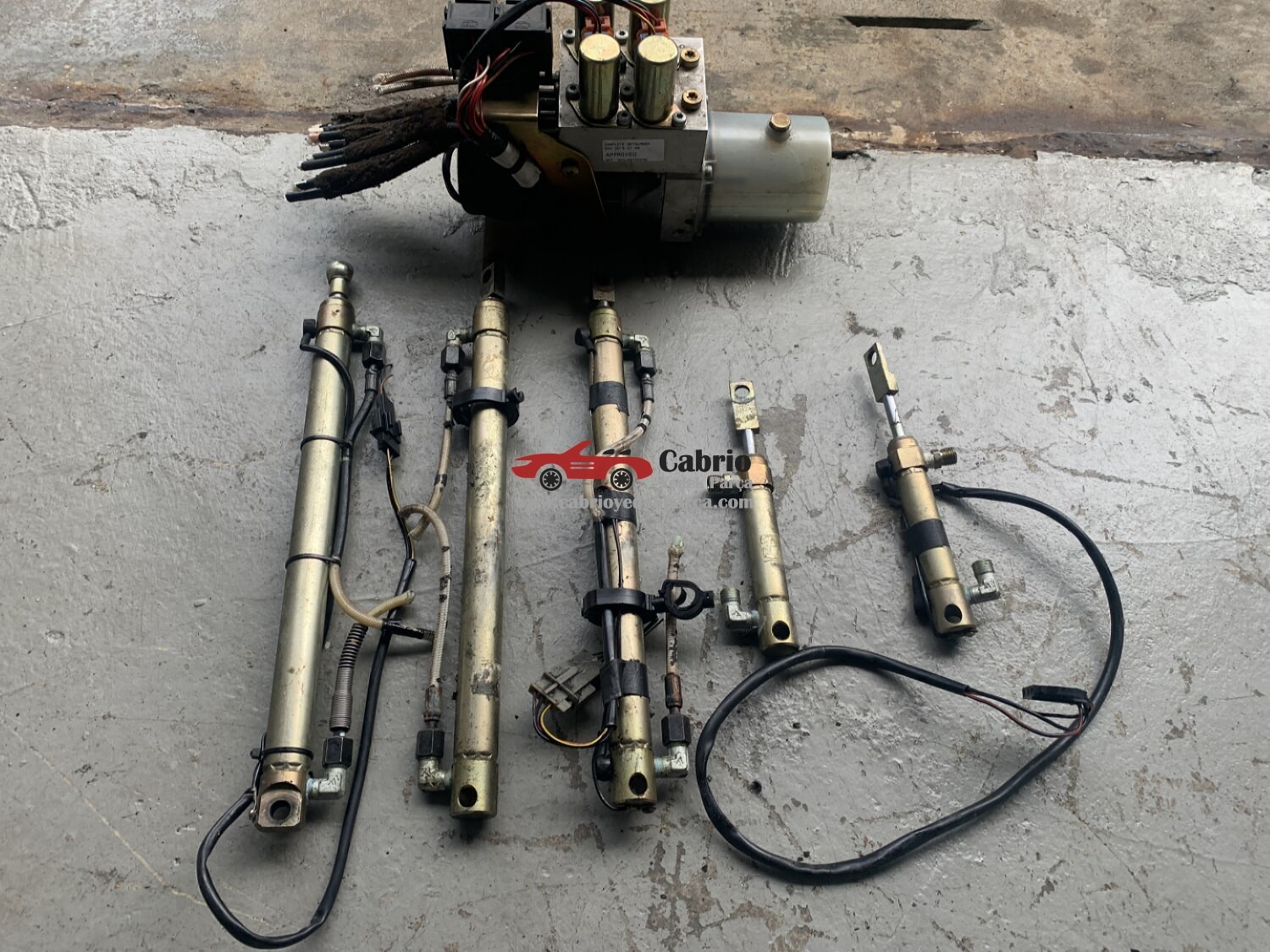 RENAULT MEGANE CABİO UYUMLU ORJİNAL TENTE POMPASI ÇIKMA TEMİZ