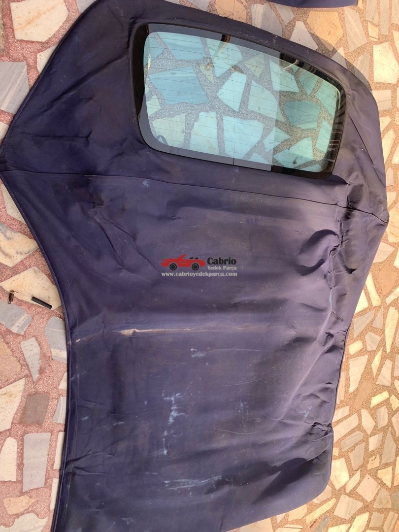 MERCEDES CLK W208 CABRİO UYUMLU ORJİNAL MAVİ TENTE DIŞ BEZİ ÇIKMA TEMİZ CAMI ÜZERİNDE UFAK TEFEK HATALARI VARDIR 