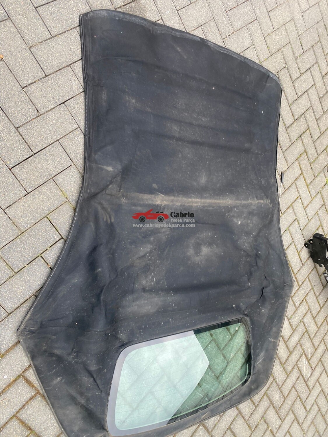 MERCEDES CLK W208 CABRİO UYUMLU ORJİNAL TENTE DIŞ BEZİ ÇIKMA TEMİZ CAMI ÜZERİNDE 