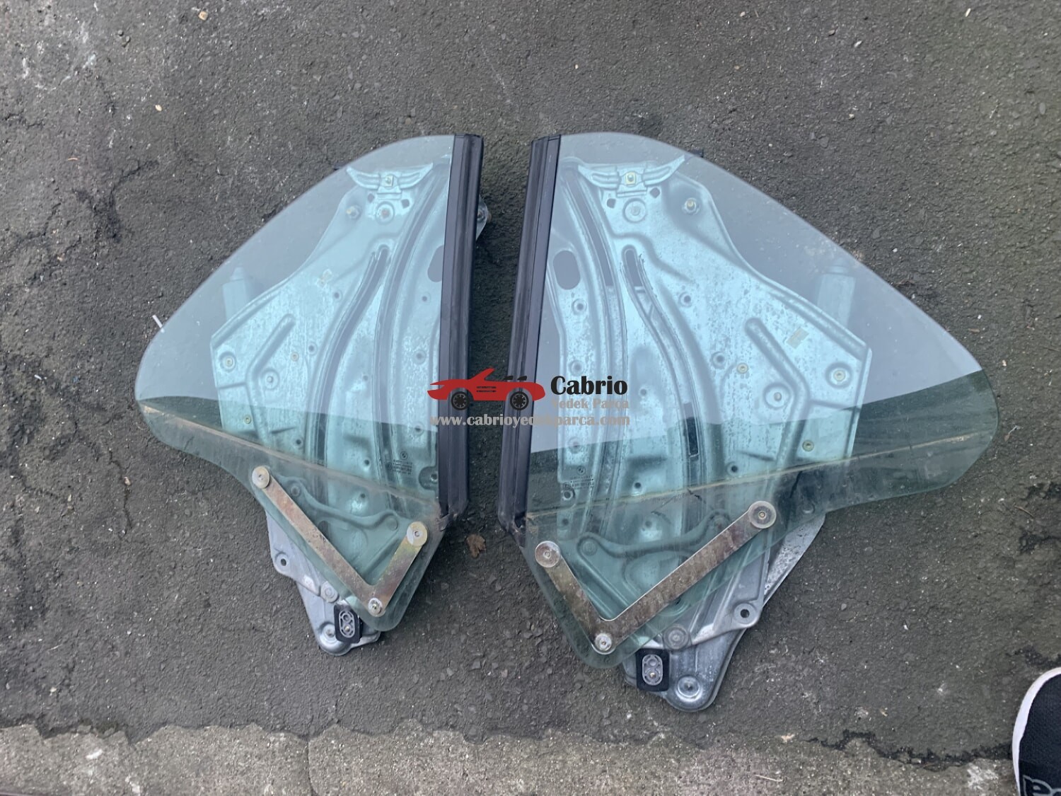 BMW E36 UYUMLU ORJİNAL KELEBEK CAMI FİTİLİ ÜZERİNDE ÇIKMA TEMİZ 