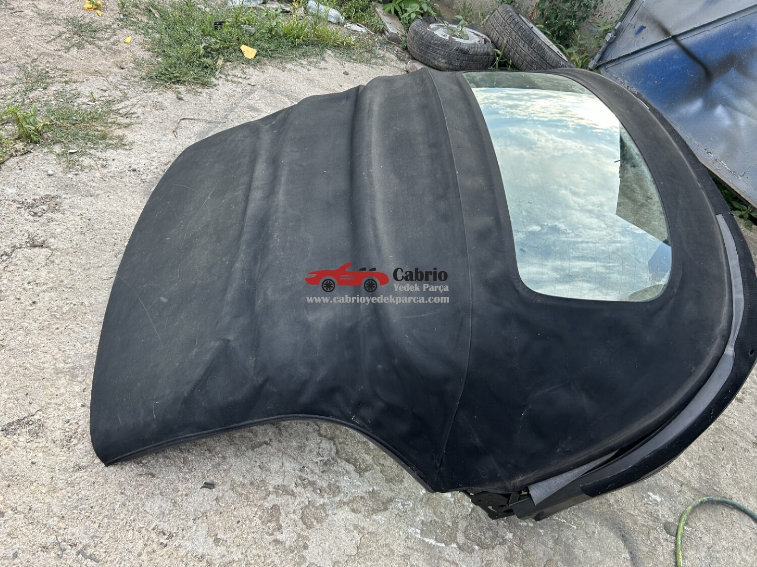 AUDİ TT 8J CABRİO UYUMLU ORJİNAL TENTE KOMPLE HALDEDİR ÇIKMA TEMİZ TENTE DIŞ BEZİ İÇ BEZİ İSKELETİ AMERTİSÖRLERİ HORTUMLARI ÖN KİLİTLERİ MOTORU TESİSATI ÜSTÜNDEDİR 