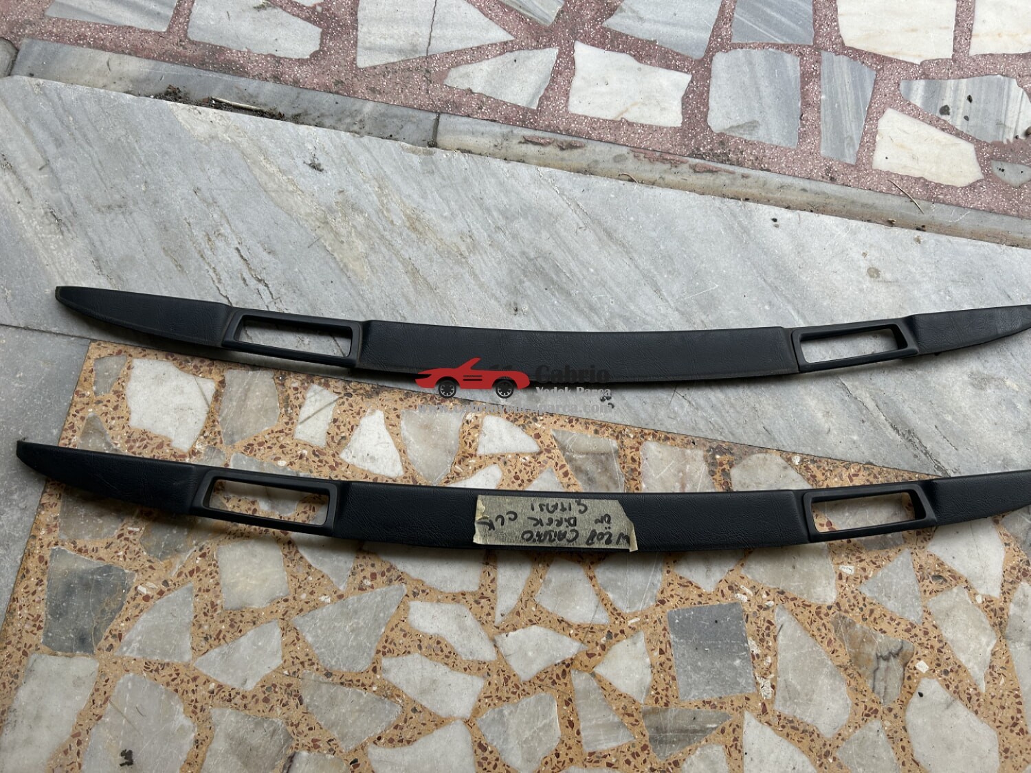 MERCEDES CLK W208 CABRİO A2086903325 UYUMLU ÖN DİREK KİLİT KAPAĞI PLASTİĞİ ORJİNAL ÇIKMA TEMİZ