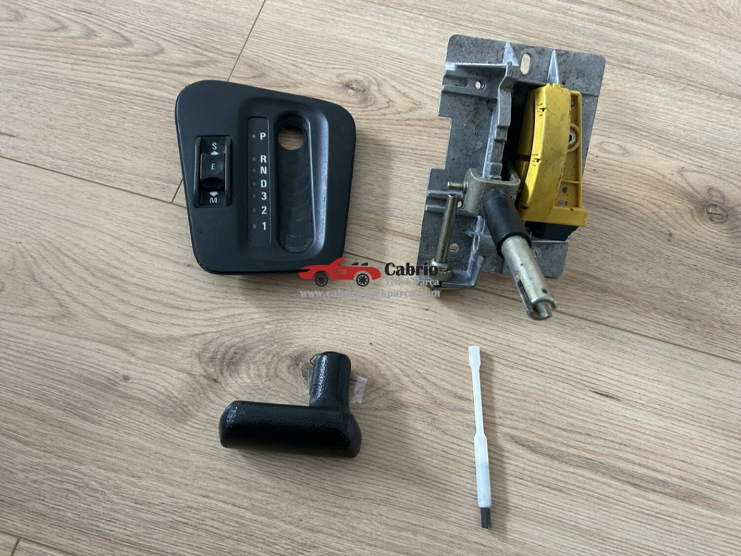 BMW E36 OTOMATİK VİTES MEKANİZMASI SWİÇ ÜSTÜNDE VİTES ÇERÇEVESİ VİTESİ VE ÇEKME HALATI OTOMATİK DÜĞMESİ ÇIKMA ORJİNAL TEMİZ SET HALİNDE 