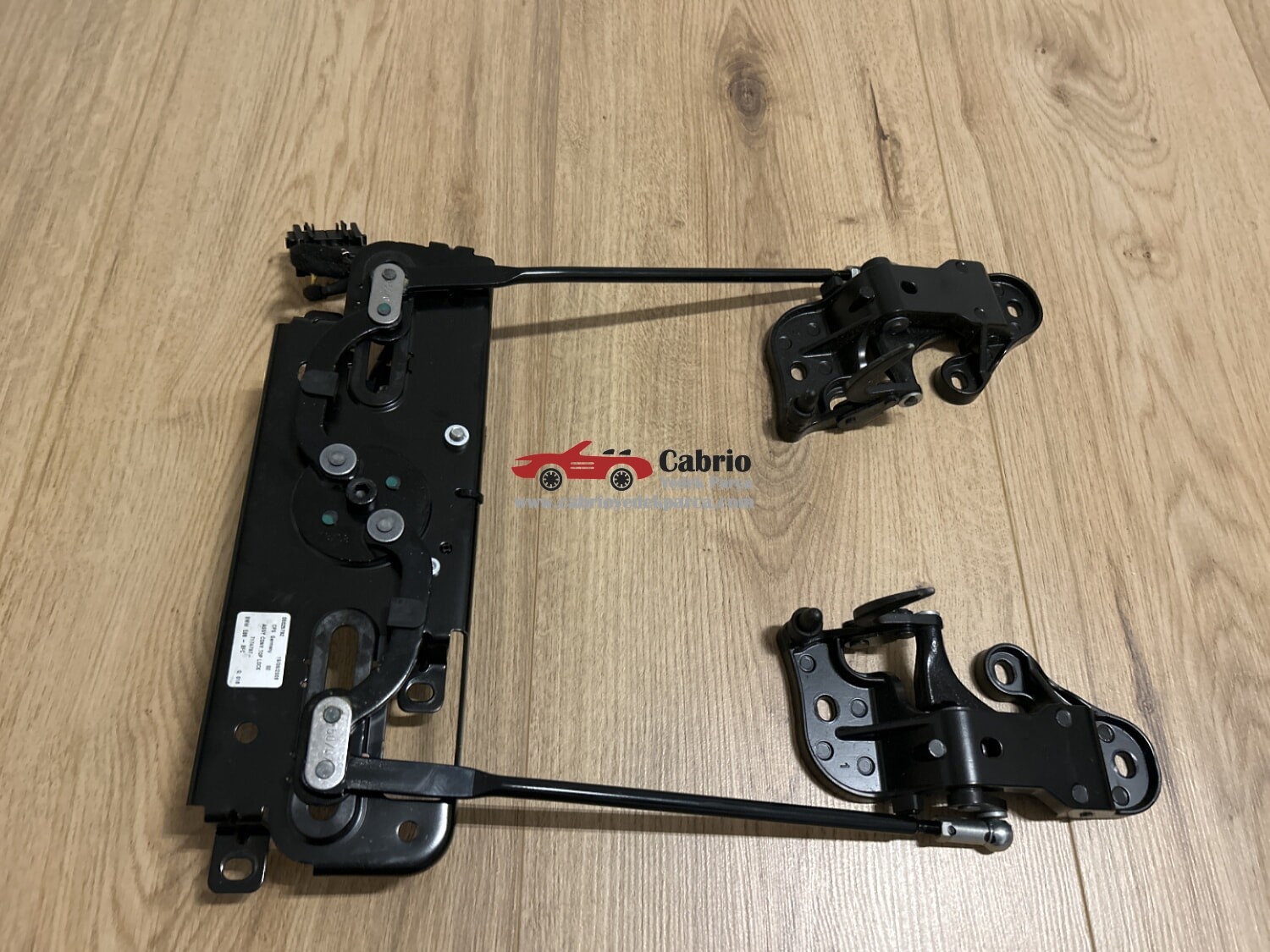 BMW E88 1 ER KASA CABRİO UYUMLU TENTE ÖN KİLİT VE MEKANİZMASI TEMİZ ORJİNAL ÇIKMA 