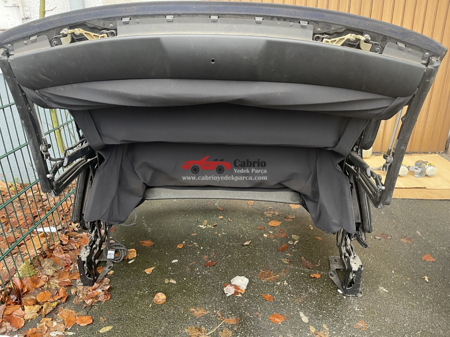 OPEL ASTRA CABRİO G KASA UYUMLU ORJİNAL CABRİO TENTE KOMPLE HALDEDİR ÇIKMA TEMİZ MAVİ RENK TENTE DIŞ BEZİ İÇ BEZİ İSKELETİ ÖN KİLİTLERİ MOTORU SPİRALLERİ TESİSATI ÜSTÜNDEDİR