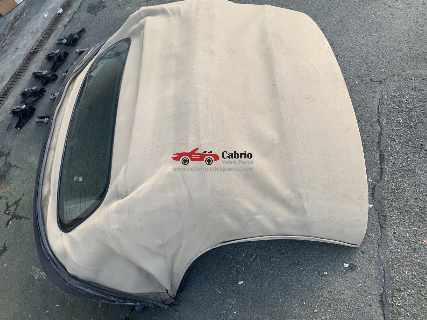 BMW Z4 E85 CABRİO UYUMLU TENTE ORJİNAL CAMI ÜZERİNDE TEMİZ BEJ RENGİNDE HATASIZ 