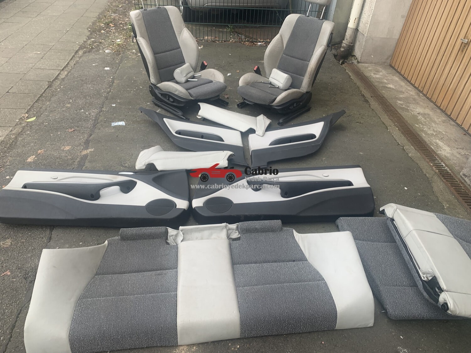 BMW E46 COUPE UYUMLU DERİ KUMAŞ RECARO ELEKTRİKLİ MEMORY GRİ DERİ ORTASI SİYAH KUMAŞ MODELİ 3.30 DAN ÇIKTI ÕN ARKA KAPI DÕŞEMELERi DAHİL KOLTUK TAKIMI SET HALİNDE 4 KAFALIK GRİ KOLLARI ÜSTÜNDE HOPORLÖRDE ÜSTÜNDE 