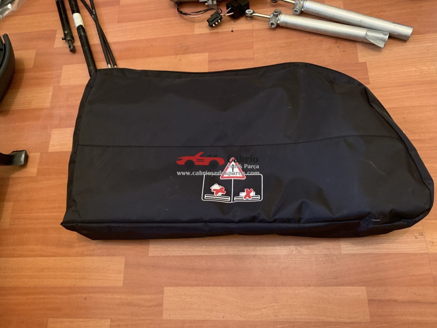 MERCEDES W207 E CABRİO A2078600474 UYUMLU ORJİNAL SİNEKLİK RÜZGARLIK ÇIKMA TEMİZ SIFIRI 1300 EURO AMA ÜRETİMİ BİTMİŞTİR 