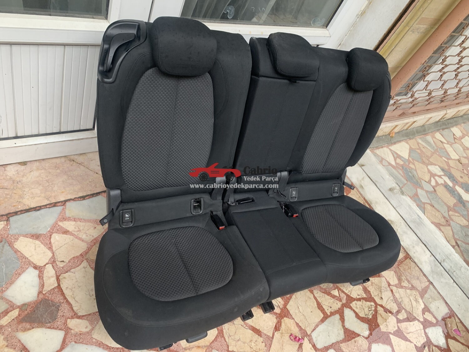 BMW 2 F45 F46 X1 F48 UYUMLU ORJİNAL ARKA KOLTUK BARDAKLIKLI İSOFİXLİ ÇIKMA TEMİZ SİYAH KUMAŞ 
