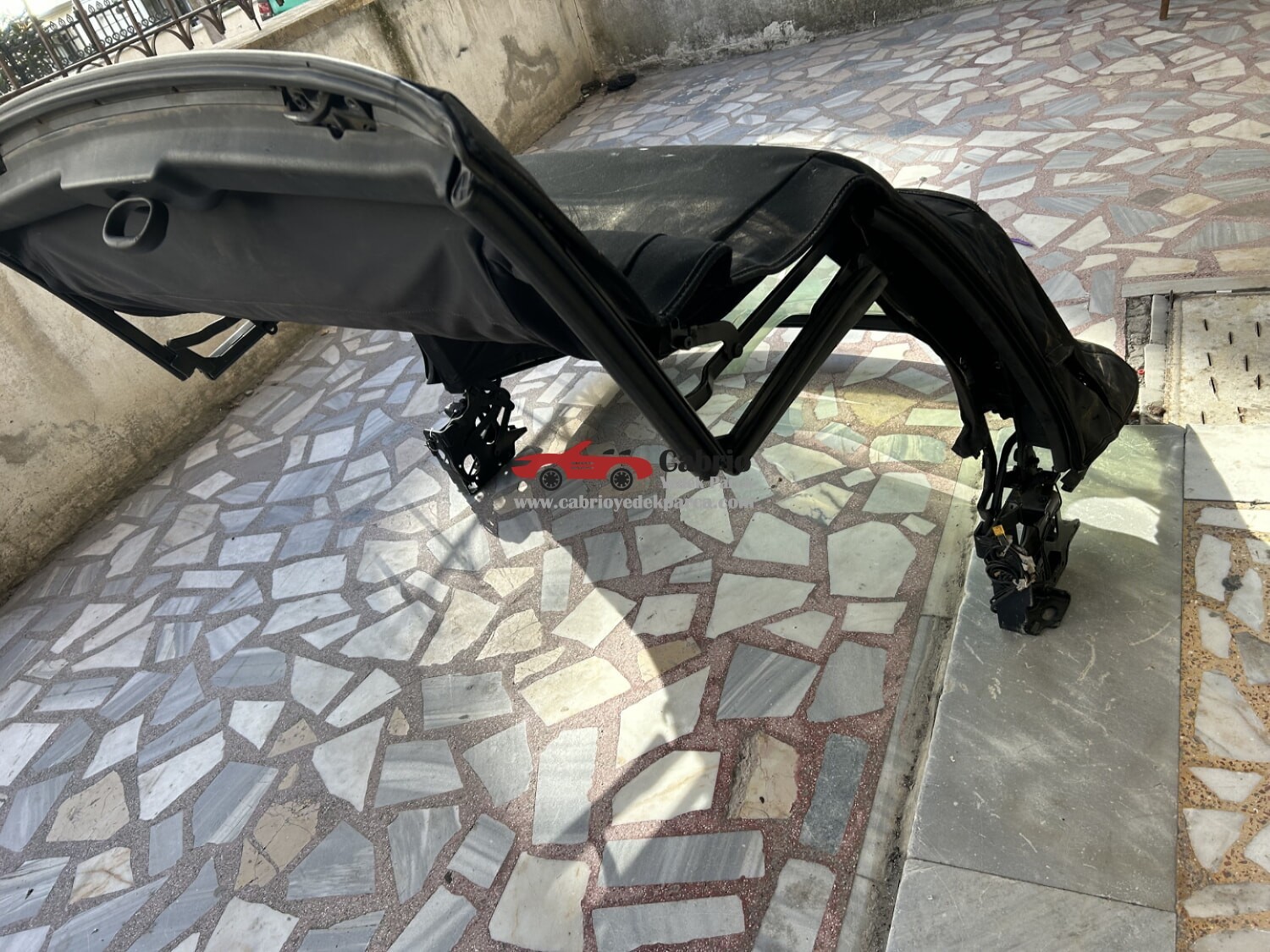 BMW E36 CABRİO YARI OTOMATİK UYUMLU ORJİNAL TENTE KOMPLE HALDEDİR ÇIKMA TEMİZ TENTE DIŞ BEZİ İÇ BEZİ İSKELETİ TESİSATI ÖN KOLLARI FİTİLLERİ ÜSTÜNDEDİR