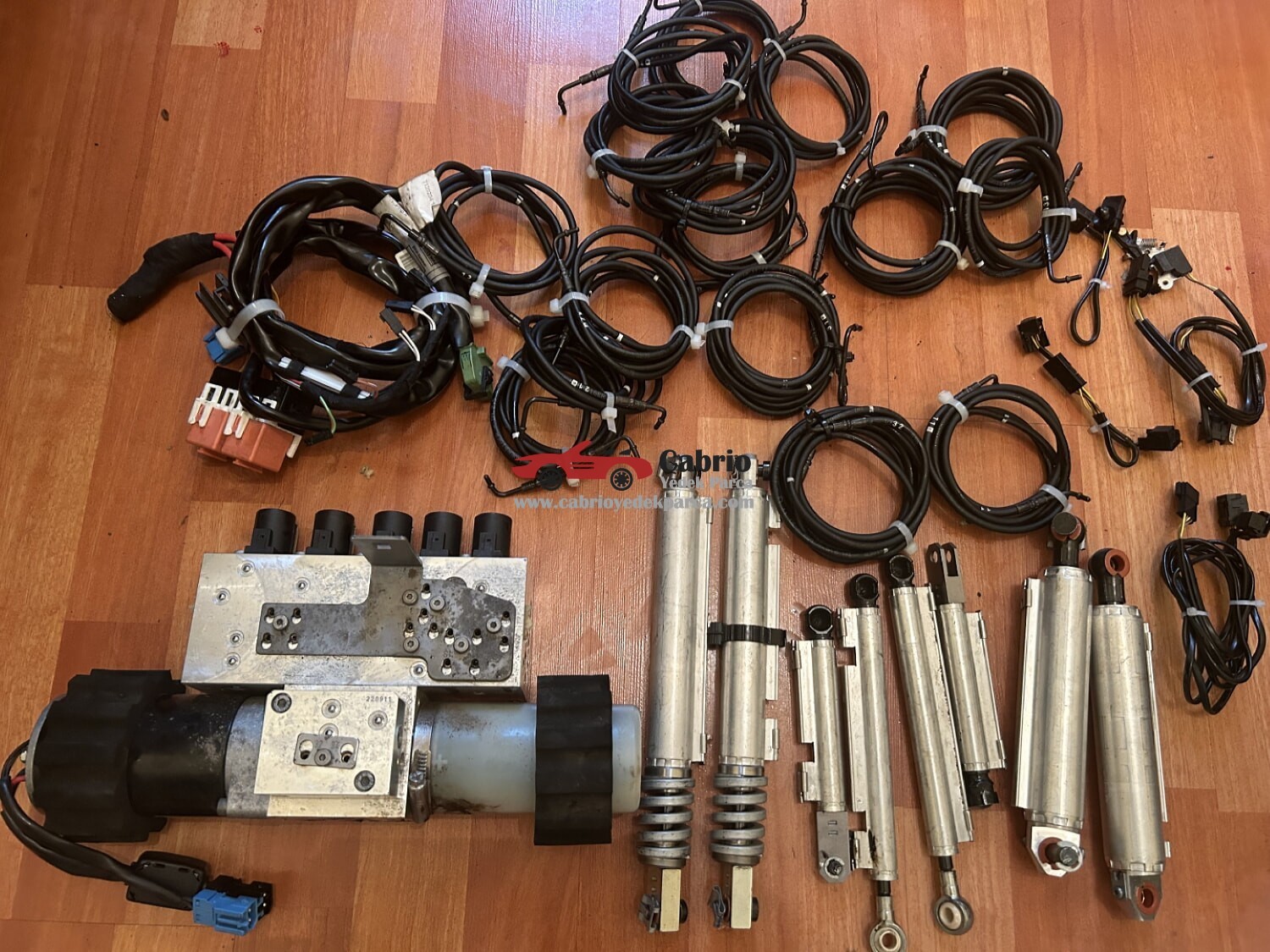 BMW E93 CABRİO UYUMLU ORJİNAL ÇIKMA TENTE POMPASI YENİ 4000 EURO CİVARINDA 