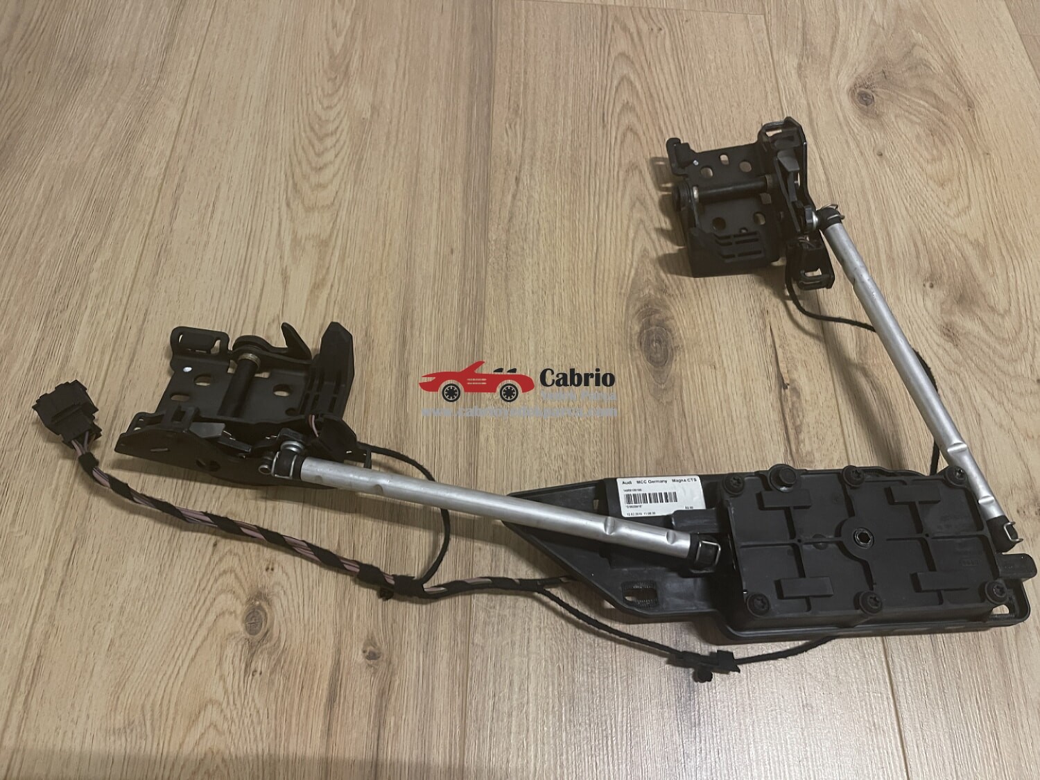 AUDİ CABRİO A5 S5 RS5 8F 8T UYUMLU ORJİNAL TENTE ÖN MOTORU VE MEKANİZMASIYLA BERABER ÇIKMA TEMİZ ORJİNAL 