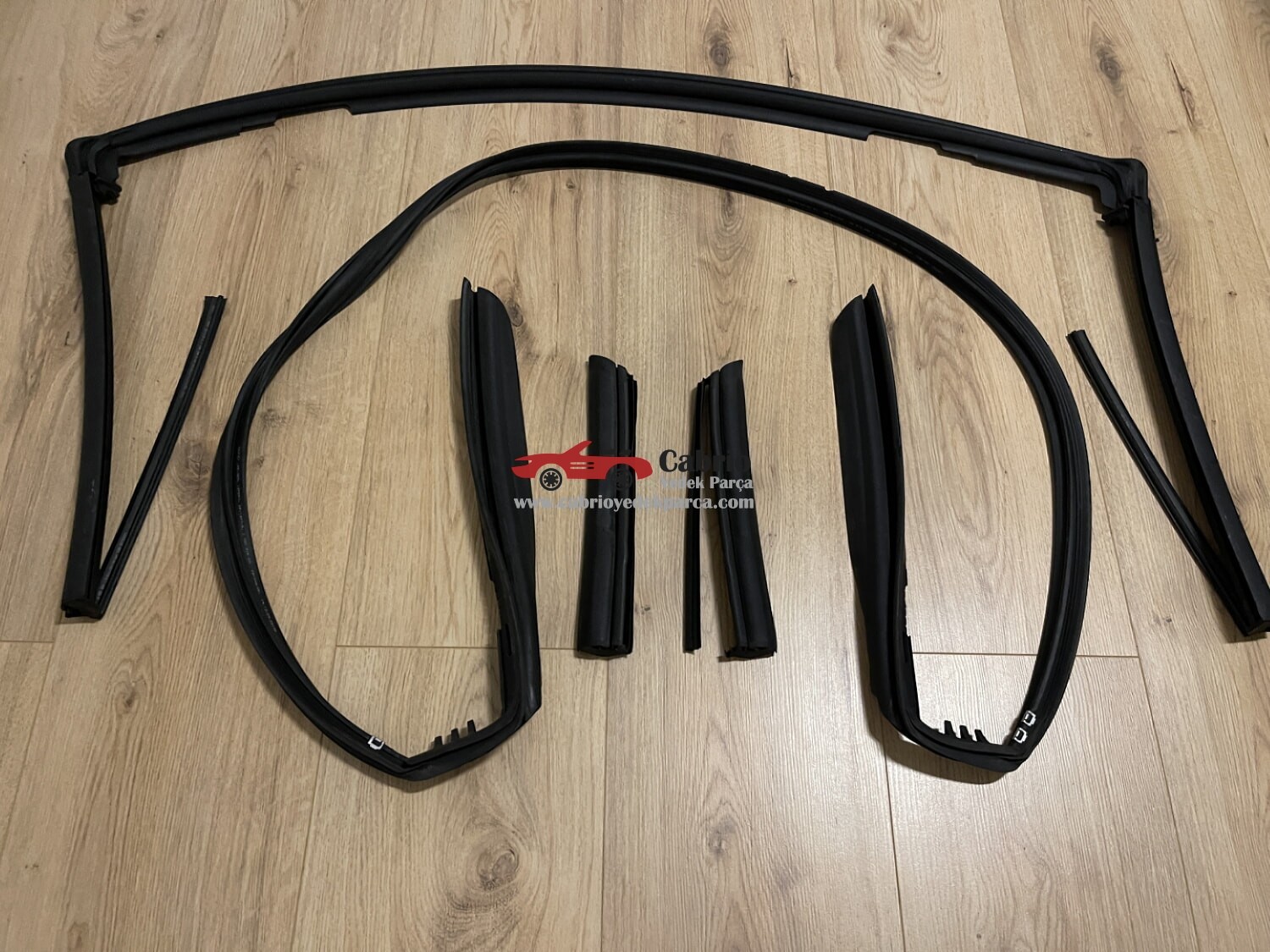 AUDİ CABRİO A5 S5 RS5 8F 8T UYUMLU ORJİNAL TENTE FİTİLLERİ ÇIKMA TEMİZ ÖN TARAF ARKA TARAF VE ORTALAR OLMAK KAYDIYLA 4 PARÇADIR 