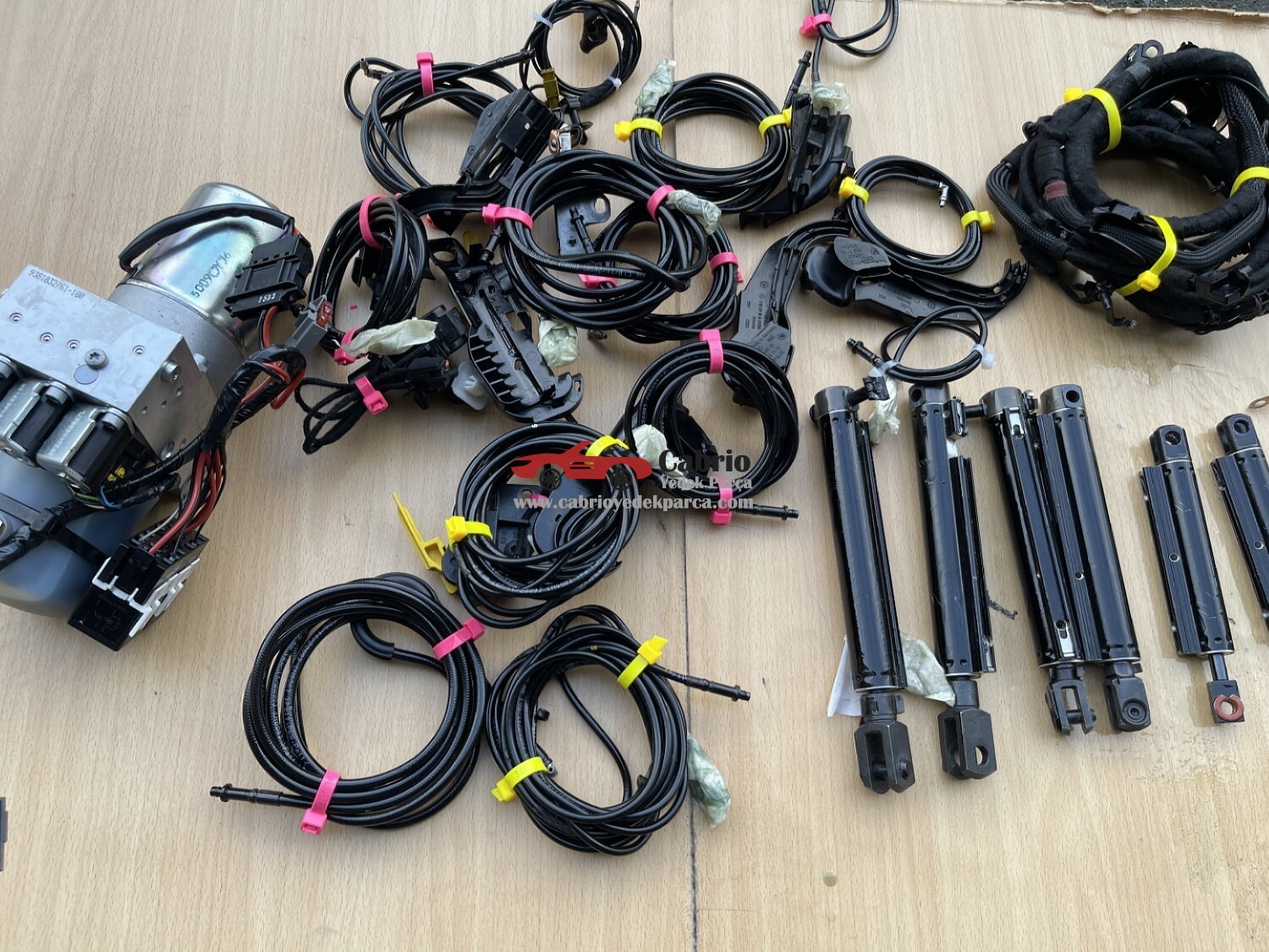 AUDİ CABRİO A5 S5 RS5 8F 8T UYUMLU ORJİNAL TENTE AMERTİSÖRÜ ÇIKMA TEMİZ