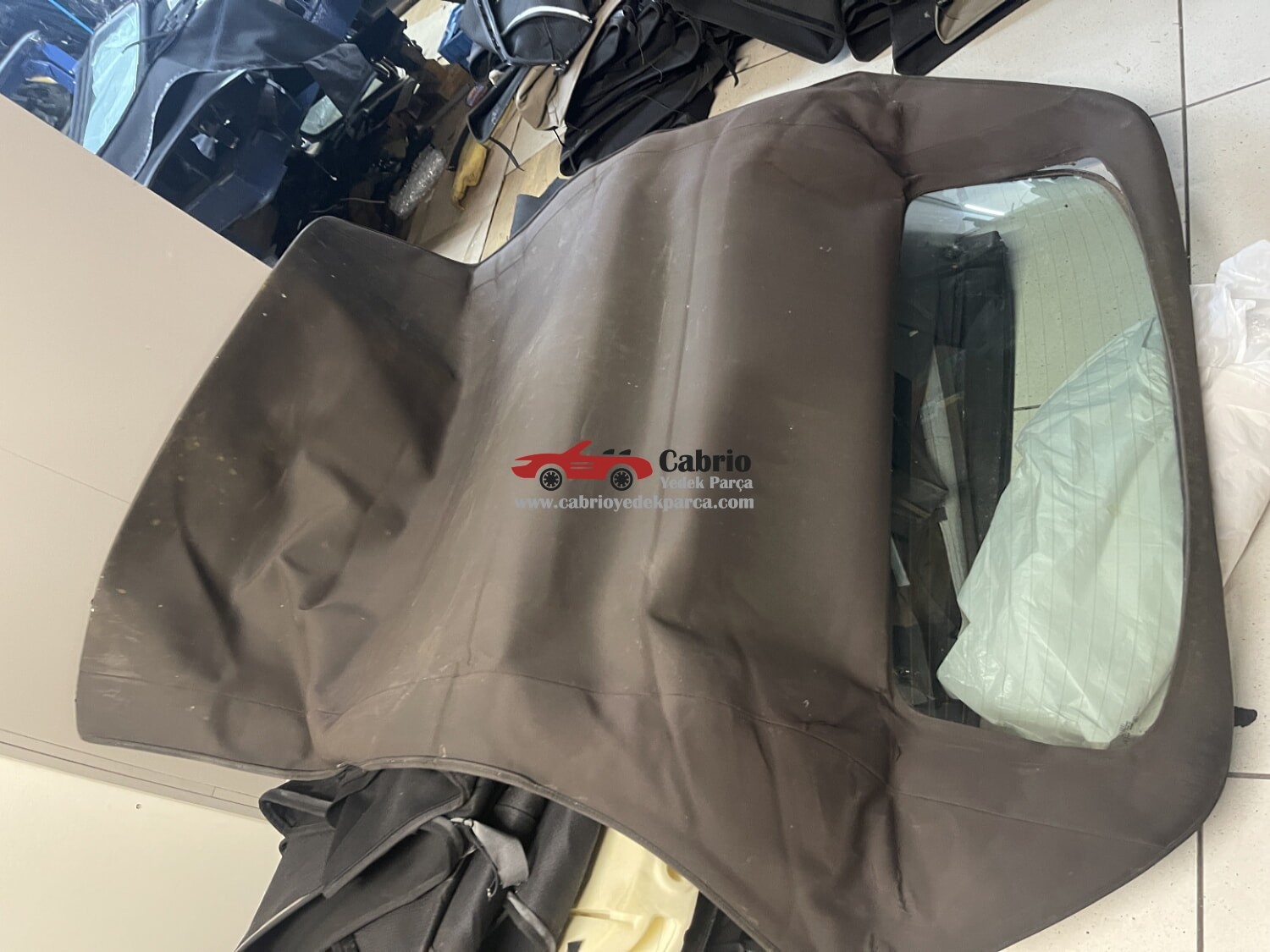 AUDİ CABRİO A5 S5 RS5 8F 8T UYUMLU ORJİNAL TENTE DIŞ BEZİ KAHVERENGİ RENGİNDE ÇIKMA TEMİZ HATASIZ ORJİNAL CAMI ÜSTÜNDE