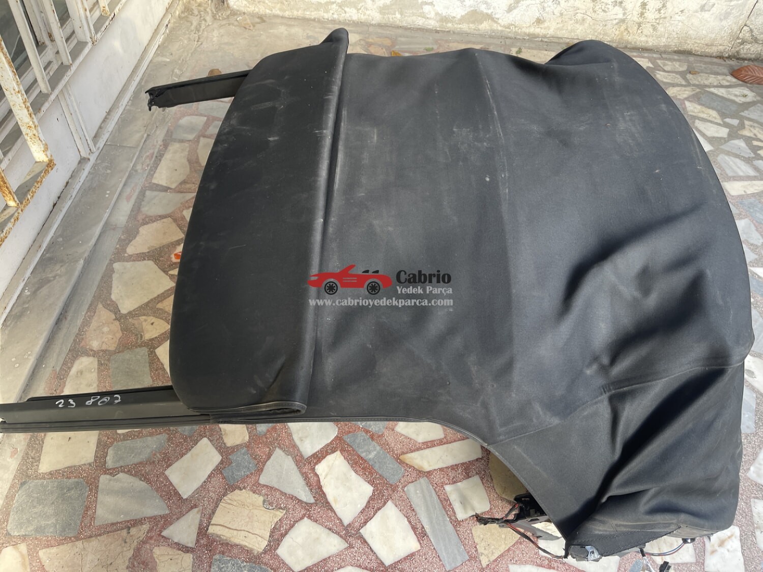 MİNİ COOPER R52 CABRİO KASA UYUMLU ORJİNAL CABRİO TENTE KOMPLE HALDEDİR ÇIKMA TEMİZ SİYAH RENK TENTE DIŞ BEZİ İÇ BEZİ İSKELETİ ÖN KİLİTLERİ MOTORU SPİRALLERİ TESİSATI ÜSTÜNDEDİR 