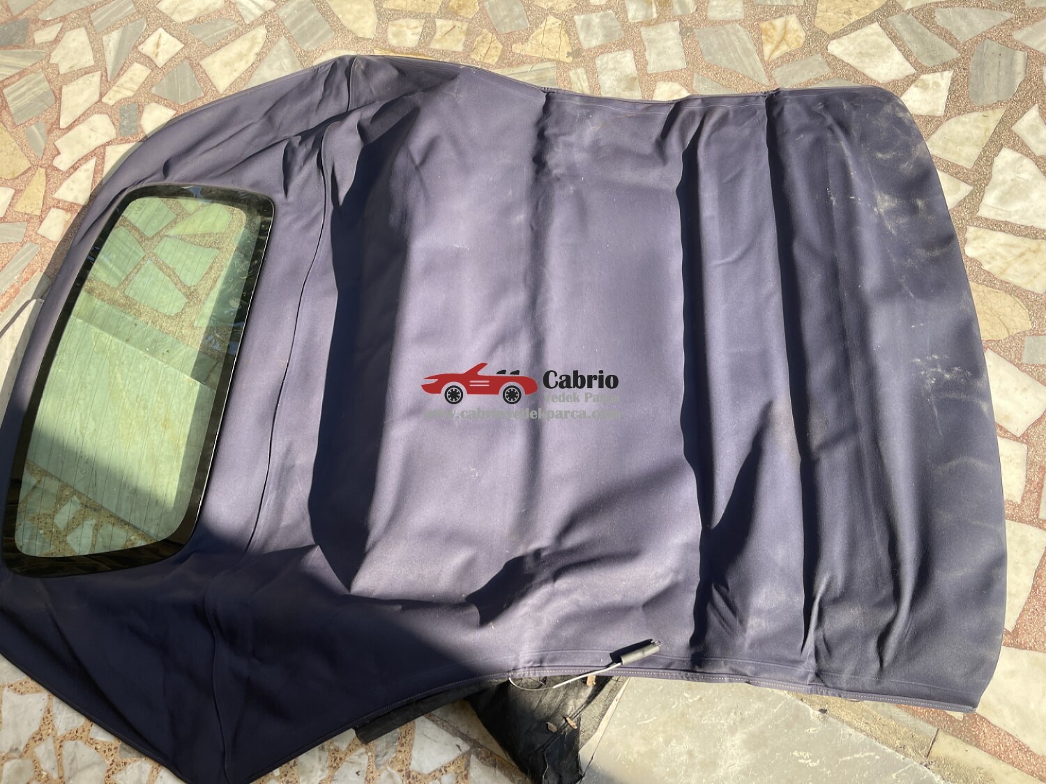 MERCEDES CLK W208 CABRİO UYUMLU DIŞ TENTE BEZİ MAVİ RENK ORJİNAL TEMİZ ÇIKMA HATASIZ TERTEMİZ SIFIR GİBİ MAVİ RENGİ BİLE ÜSTÜNDE YAN SANAYİ ÇÖPLERLE KARŞILAŞTIRMAYIN YENİ FİYATI 4500 EURO