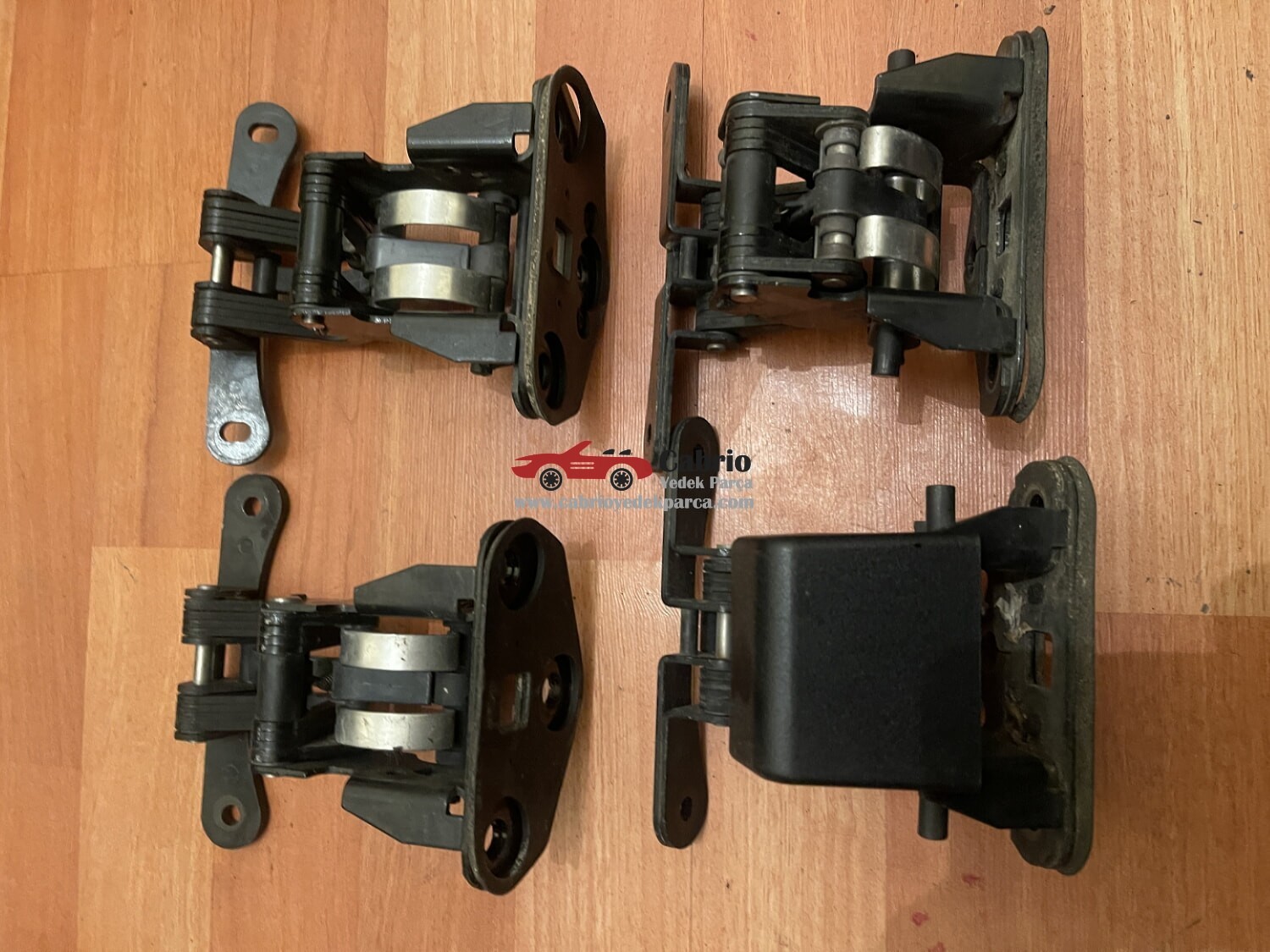 MERCEDES CLK W209 MERCEDES E KLASSE W207 CABRİO UYUMLU ORJİNAL TENTE KAPAĞI MENTEŞESİ A2077500121 