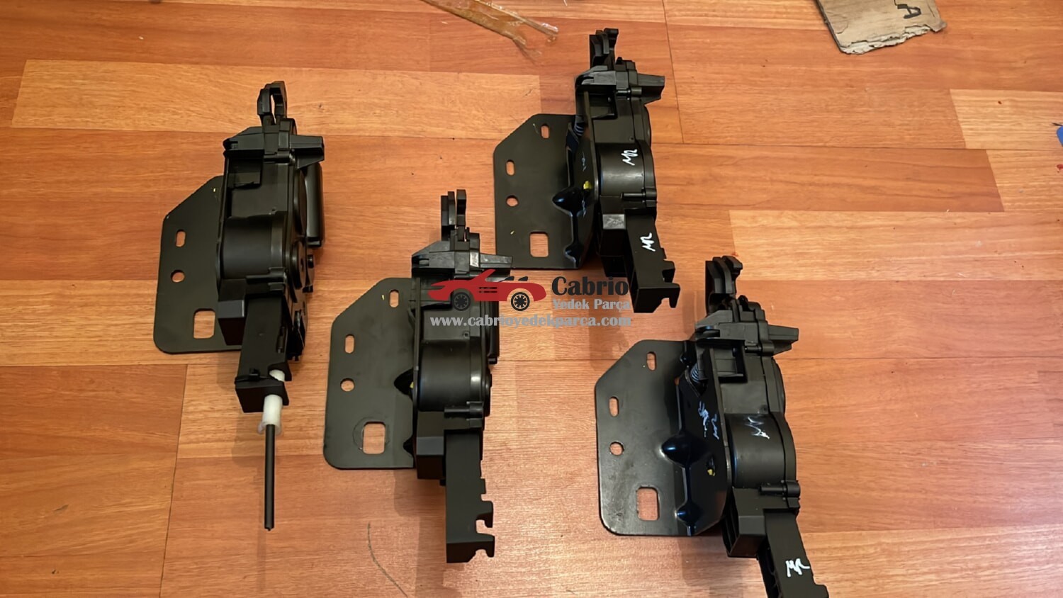 OPEL TiGRA B TWİNTOP CABRİO COUPE UYUMLU TENTE HARDTOP BAGAJ KİLİTLERİ SET HALİNDE SAĞ SOL ORTA SIFIR GİBİ İÇ PLASTİKLERİ ÇIKMA ORJİNAL 60 BİNDEKİ ARAÇTAN SÖKÜLDÜ 