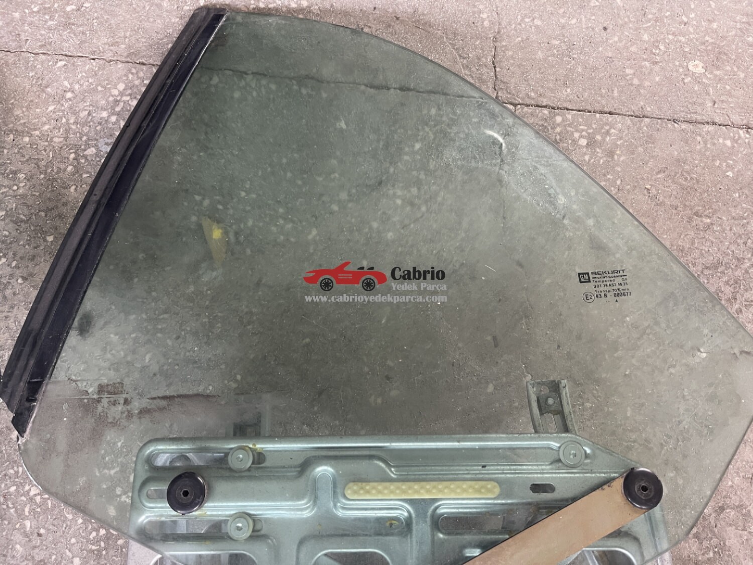 OPEL ASTRA G CABRİO BERTONE UYUMLU ORJİNAL CABRİO KELEBEK CAMI FİTİL KİRİKO MOTORU ÜSTÜNDE ÇIKMA TEMİZ ORJİNAL 