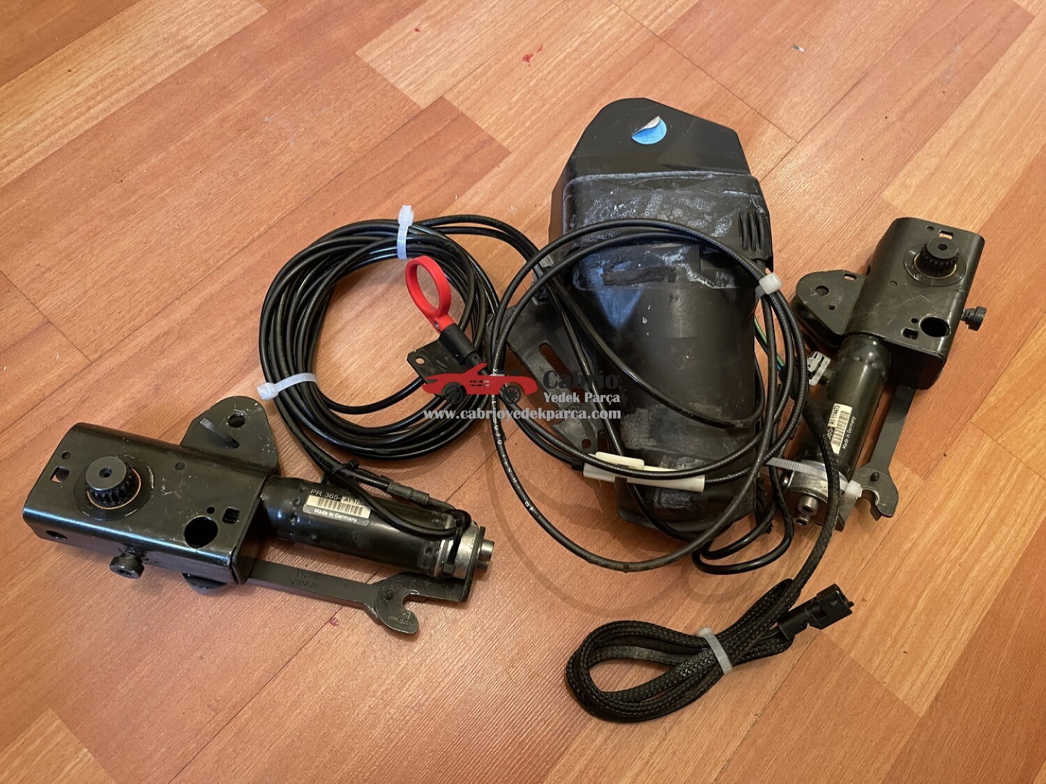 BMW Z4 E85 CABRİO UYUMLU ORJİNAL TENTE POMPASI TENTE POMPA HAZNESİ SAKLAMA GÖZÜ SAĞ SOL AMERTİSÖRLERİ HORTUMLARI 60 BİNDEKİ ARAÇTAN SÖKÜLDÜ AL TAK ŞEKLİNDE 