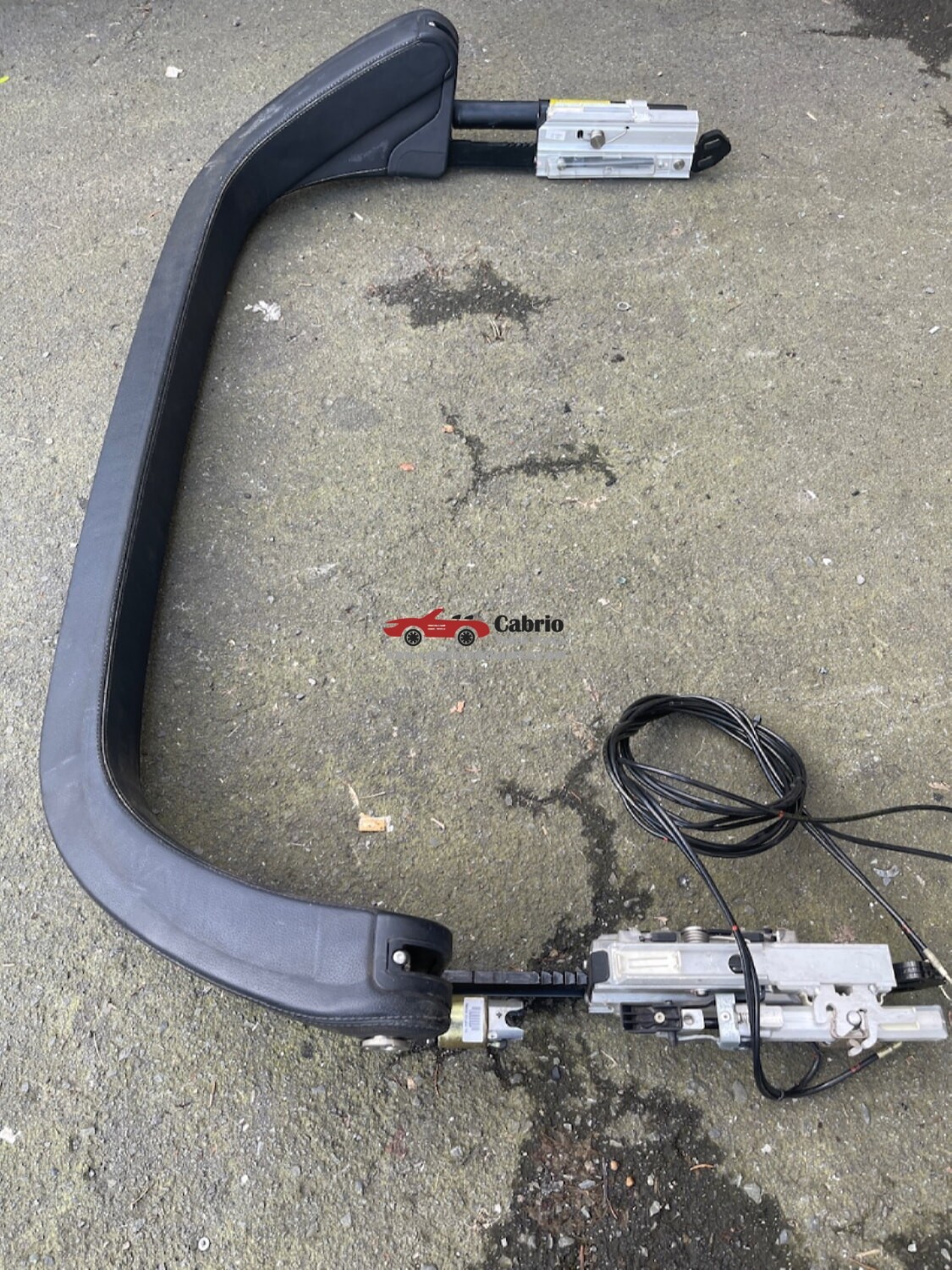 MERCEDES SL R230 CABRİO UYUMLU TAKLA BAR ROLL BAR ORJİNAL SİYAH DERİ ÜSTÜNDE AMERTİSÖR ÜSTÜNDE SAĞ SOL HORTUMLARI BİRLİKTE AL TAK ŞEKLİNDE ÇIKMA TEMİZ