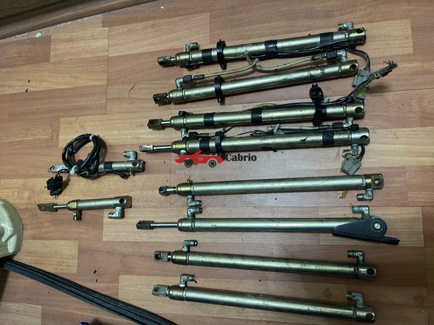 RENAULT MEGANE CABİO UYUMLU ORJİNAL TENTE AMORTİSÖRÜ ÇIKMA TEMİZ