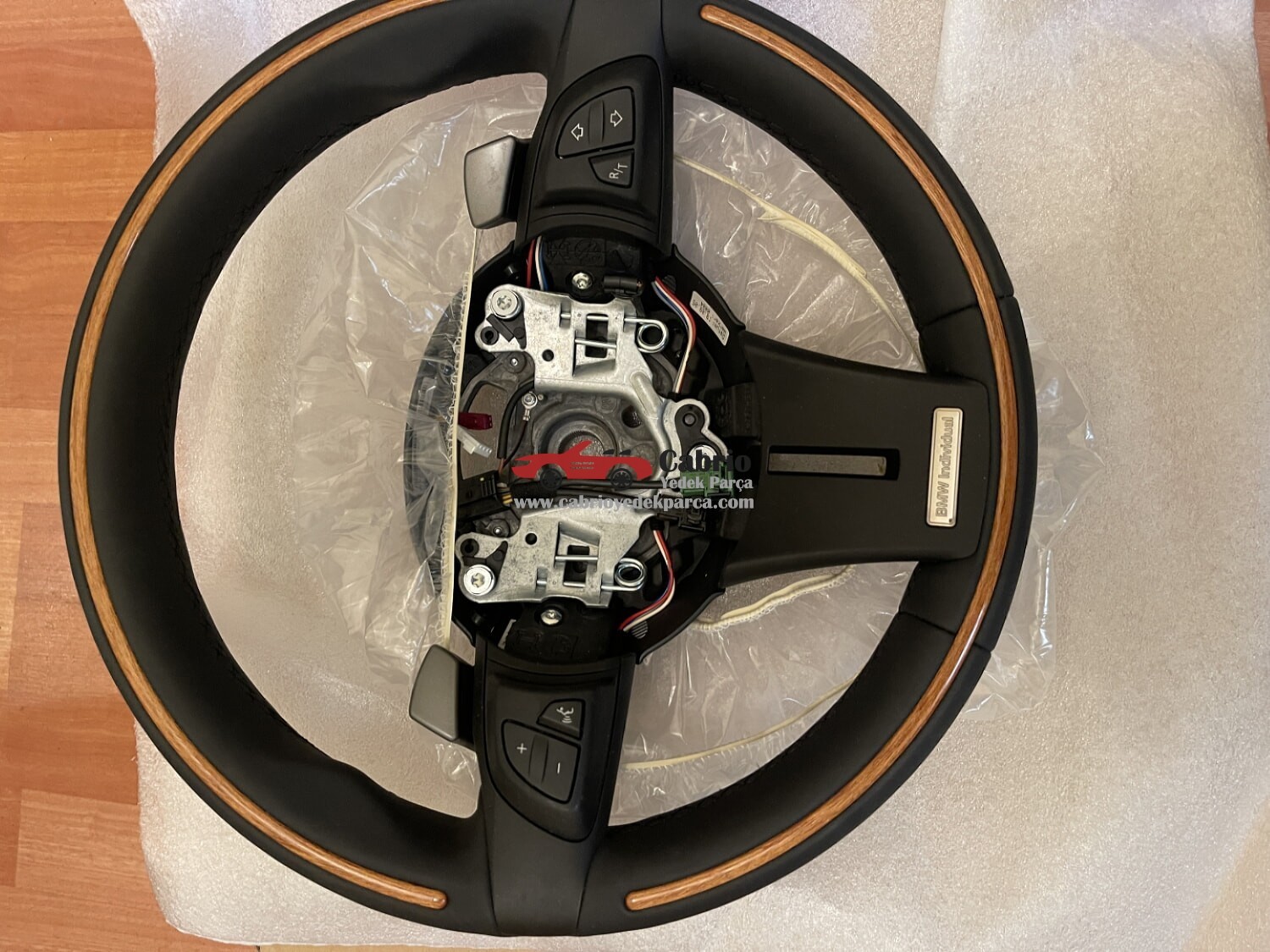 BMW Z4 E85 CABRİO E86 COUPE UYUMLU MAUN F1Lİ KULAKÇIKLI DÜĞMELİ NAPPA DERİ DİREKSİYON ORJİNAL SIFIR DÜNYADA SAYILI ÜRETİLMİŞTİR İNDİVUDUAL YAPMA ÇÖPLERLE KARŞILAŞTIRMAYIN 