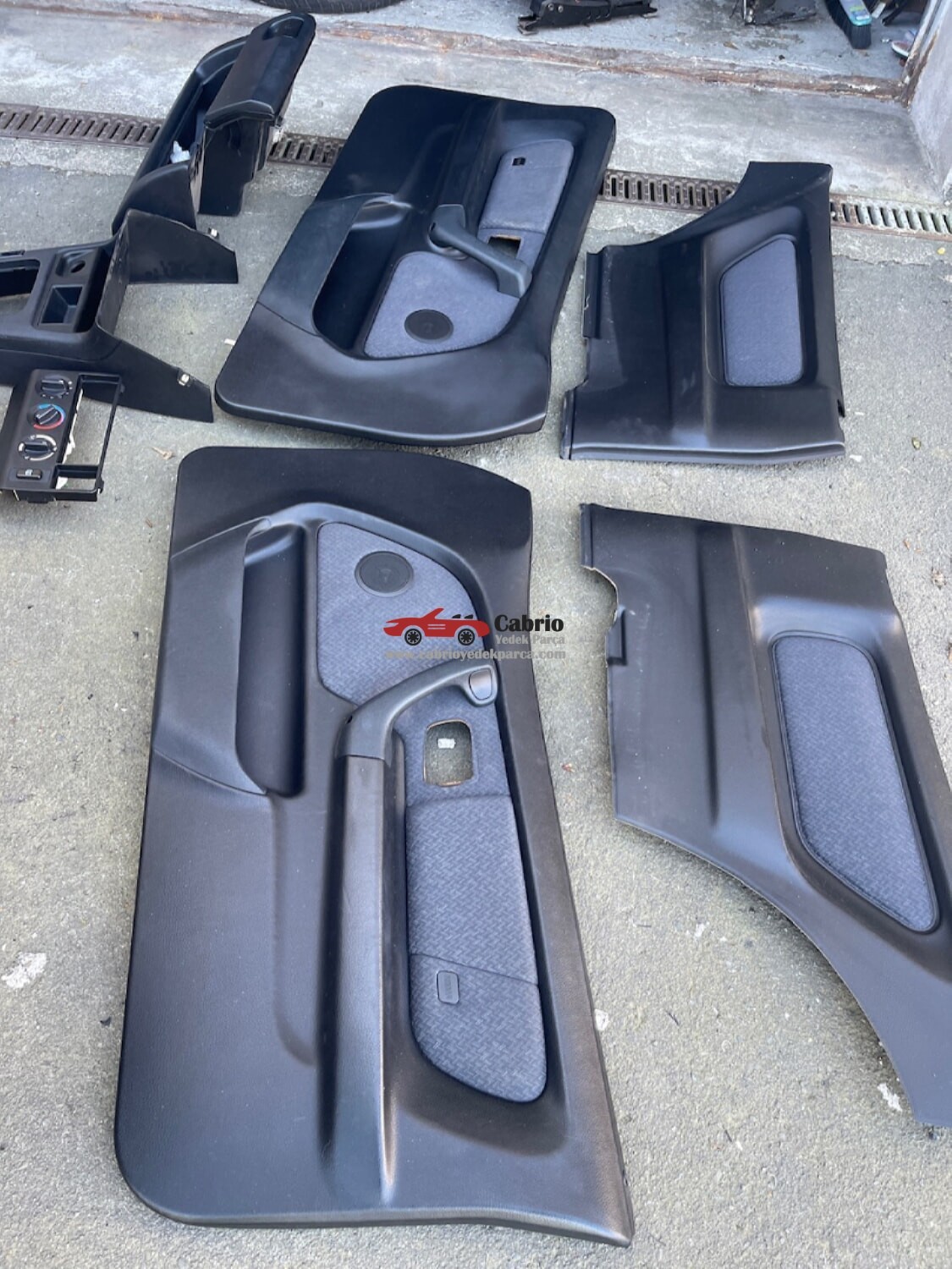 BMW E36 COMPACK UYUMLU ORJİNAL DERİ SİYAH DERİ KUMAŞ UYUMLU KAPI DÖŞEMESİ TAKIM ÖN ARKA ÇIKMA TEMİZ ORJİNAL 