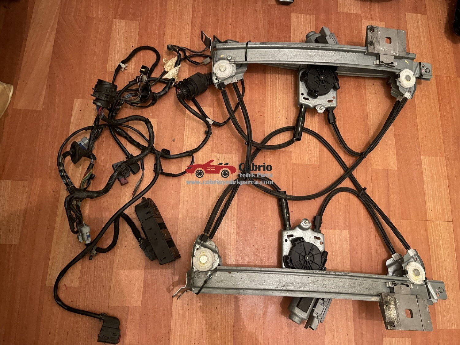 OPEL TİGRA TWİNTOP CABRİO UYUMLU ORJİNAL CAM KRİKOSU BEYNİ MOTORU ÜZERİNDE ÇIKMA TEMİZ