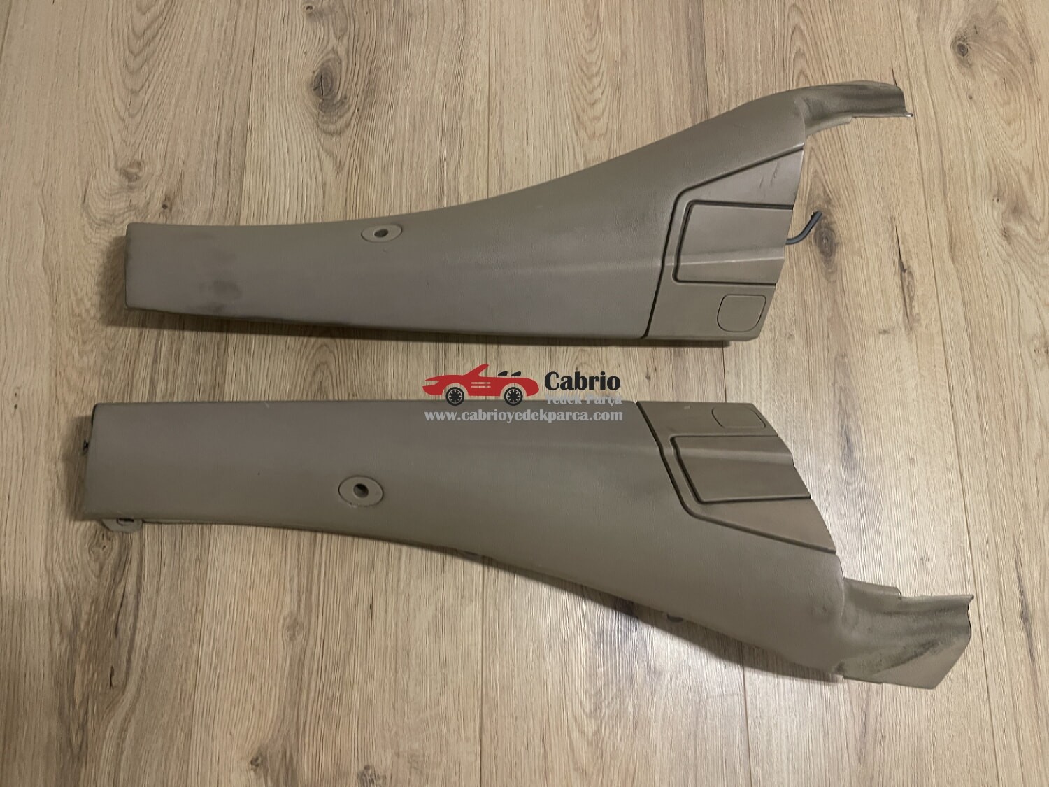 BMW E46 CABRİO UYUMLU BEJ RENGİNDE FLAP (TENTE KAPAĞI) SAĞ SOL SİNEKLİK VİDALARIYLA BERABER ORJINAL ÜST BAKALİT ÜST ARKA KAPI DÖŞEMESİYLE BERABER