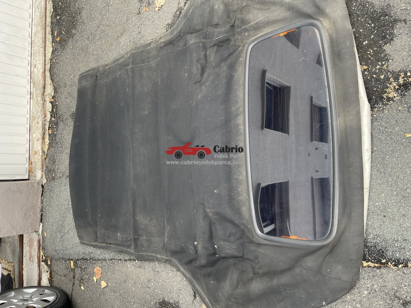 OPEL ASTRA F CABRİO UYUMLU ORJİNAL CABRİO TENTE BEZİ ORJİNAL CAMI ÜSTÜNDEDİR ÇIKMA TEMİZ 2 HATALI SİYAH RENK 