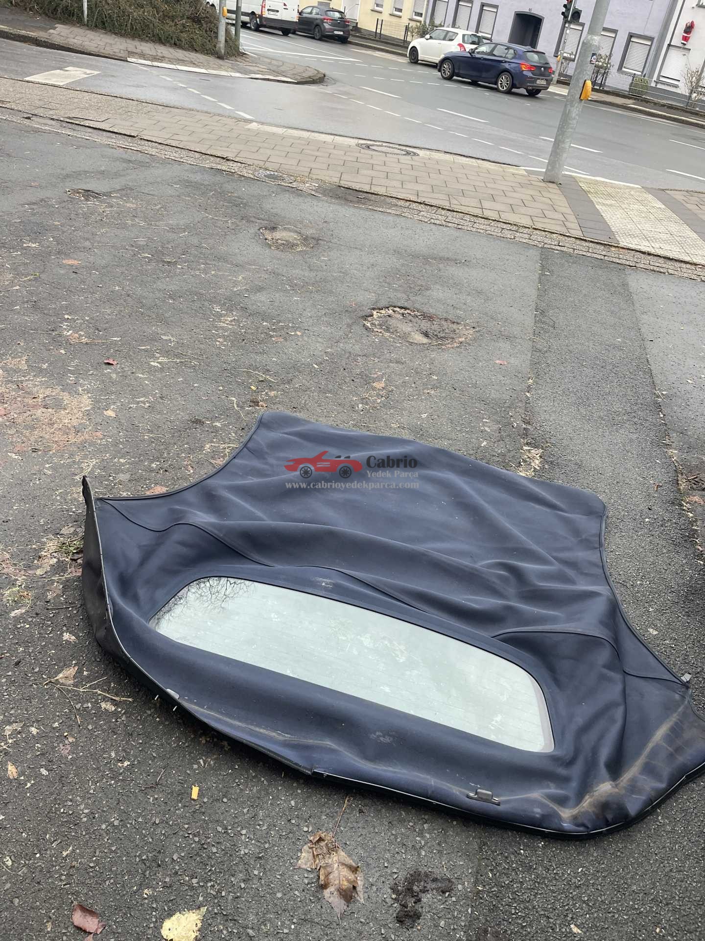 AUDİ TT 8N CABRİO TENTE MAVİ RENK CAMI ÜSTÜNDE ORJİNAL ÇIKMA TEMİZ  