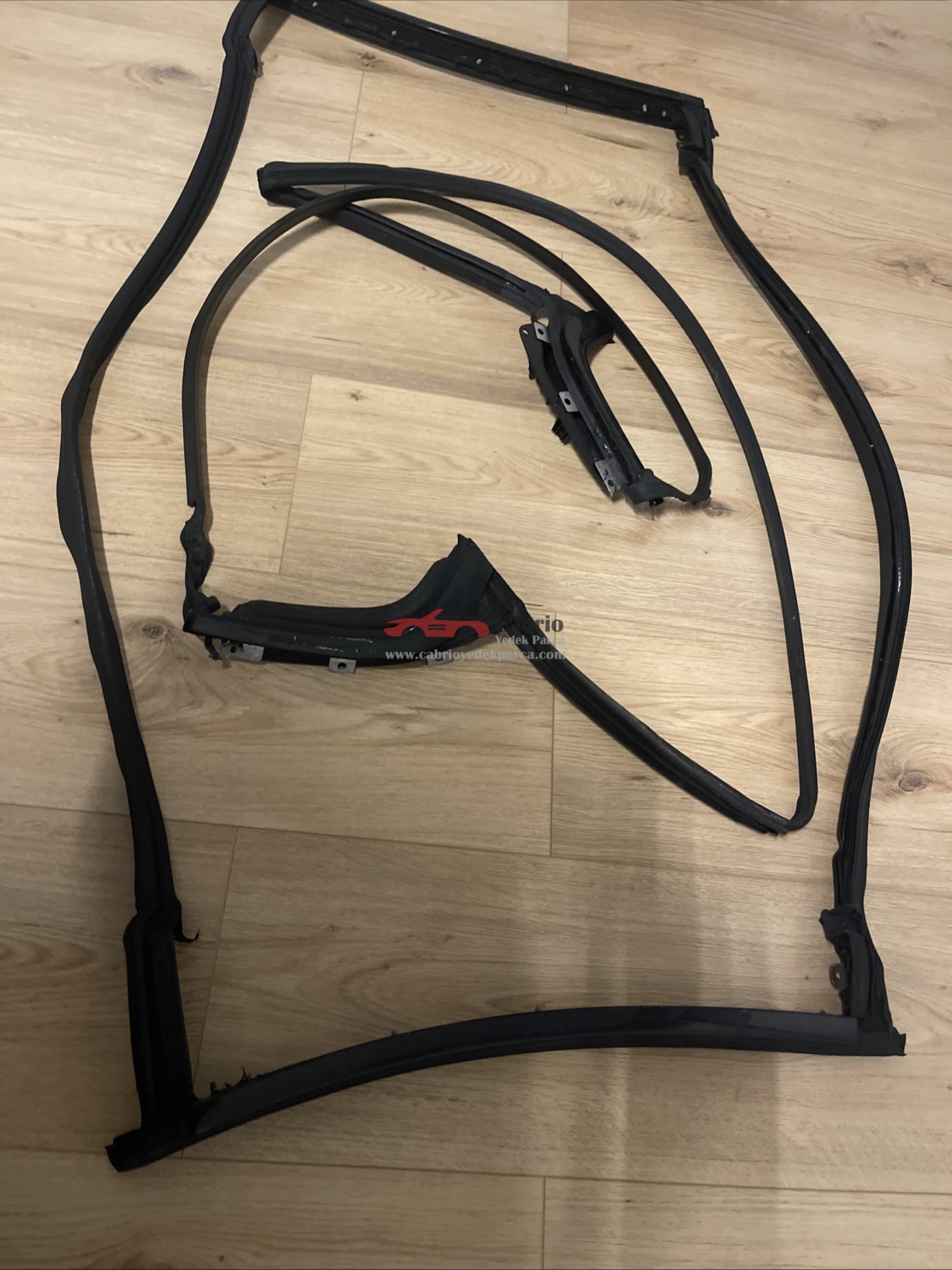 BMW E93 CABRİO UYUMLU ORJİNAL HARDTOP FİTİLİ CROM ÇERÇEVESİ ÜZERİNDE ÇIKMA TEMİZ