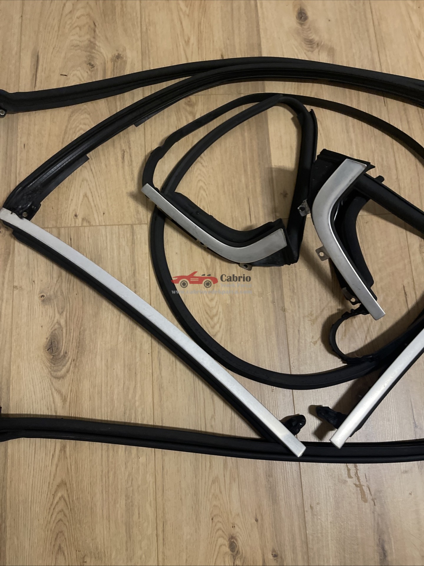 BMW E93 CABRİO UYUMLU ORJİNAL HARDTOP FİTİLİ CROM ÇERÇEVESİ ÜZERİNDE ÇIKMA TEMİZ