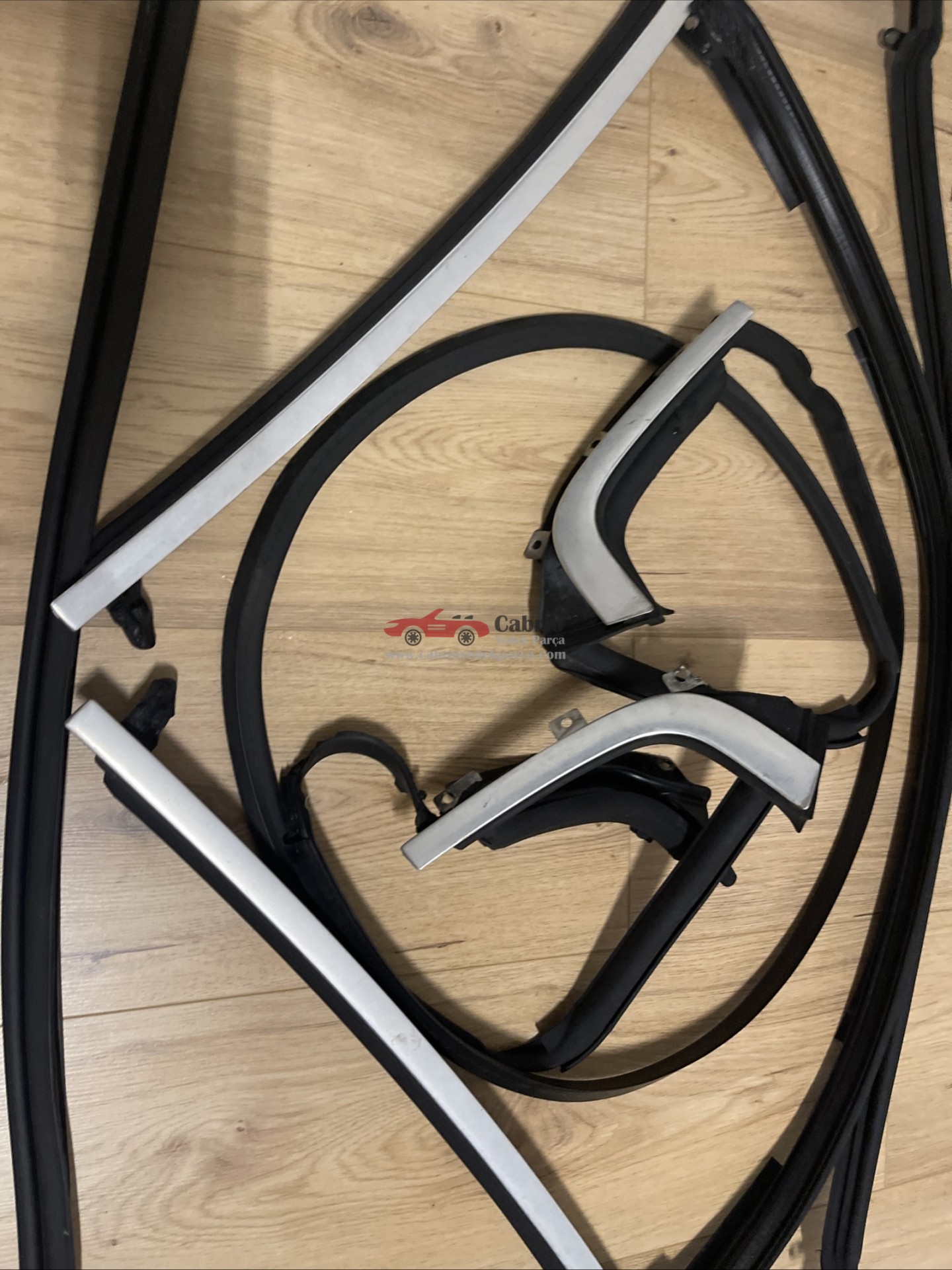 BMW E93 CABRİO UYUMLU ORJİNAL HARDTOP FİTİLİ CROM ÇERÇEVESİ ÜZERİNDE ÇIKMA TEMİZ