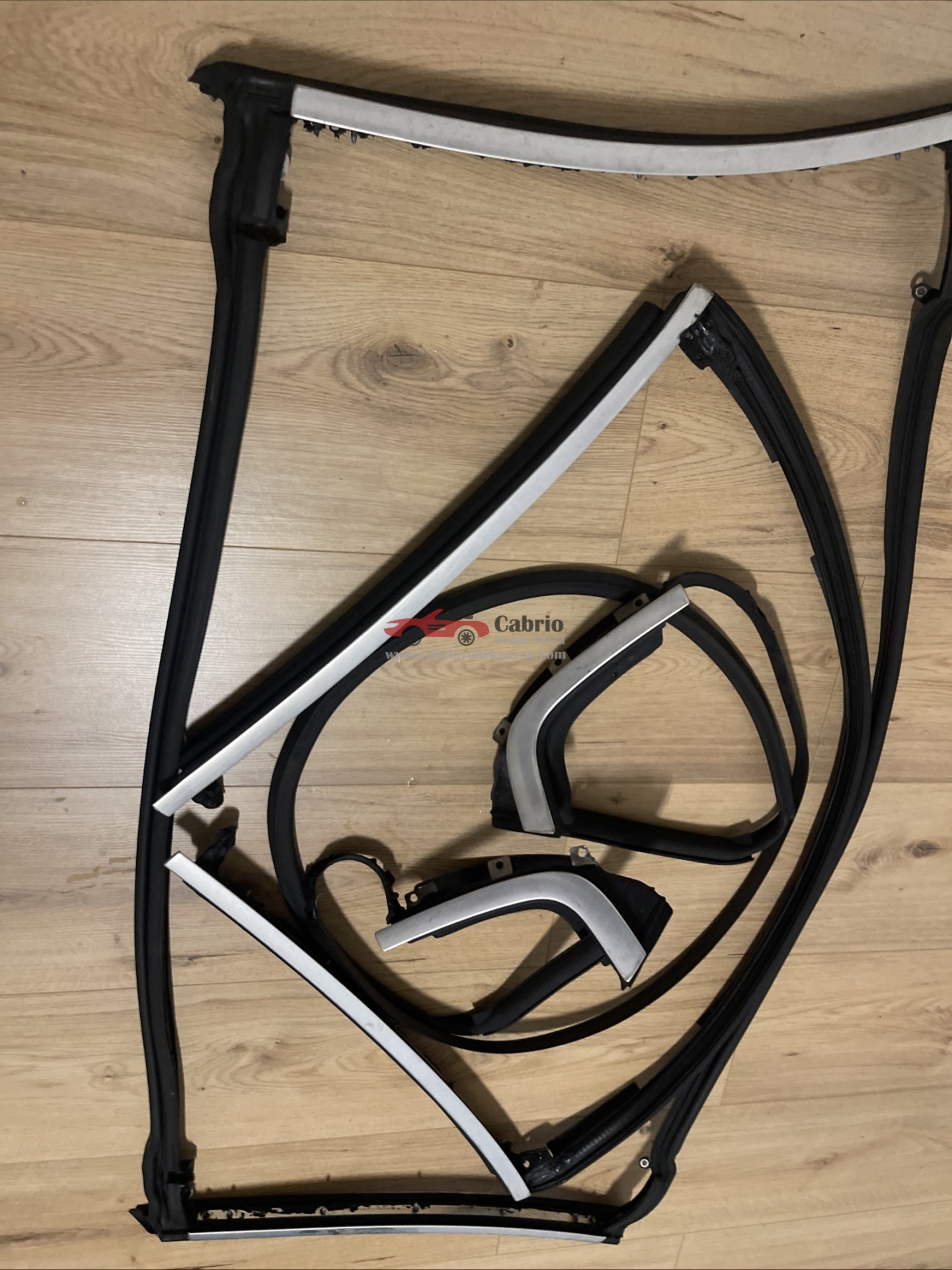 BMW E93 CABRİO UYUMLU ORJİNAL HARDTOP FİTİLİ CROM ÇERÇEVESİ ÜZERİNDE ÇIKMA TEMİZ