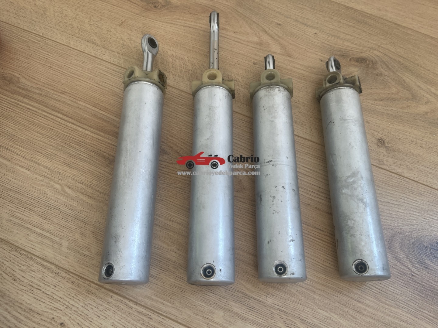 FORD MUSTANG CABRİO UYUMLU ORJİNAL TENTE AMORTİSÖRÜ ÇIKMA TEMİZ