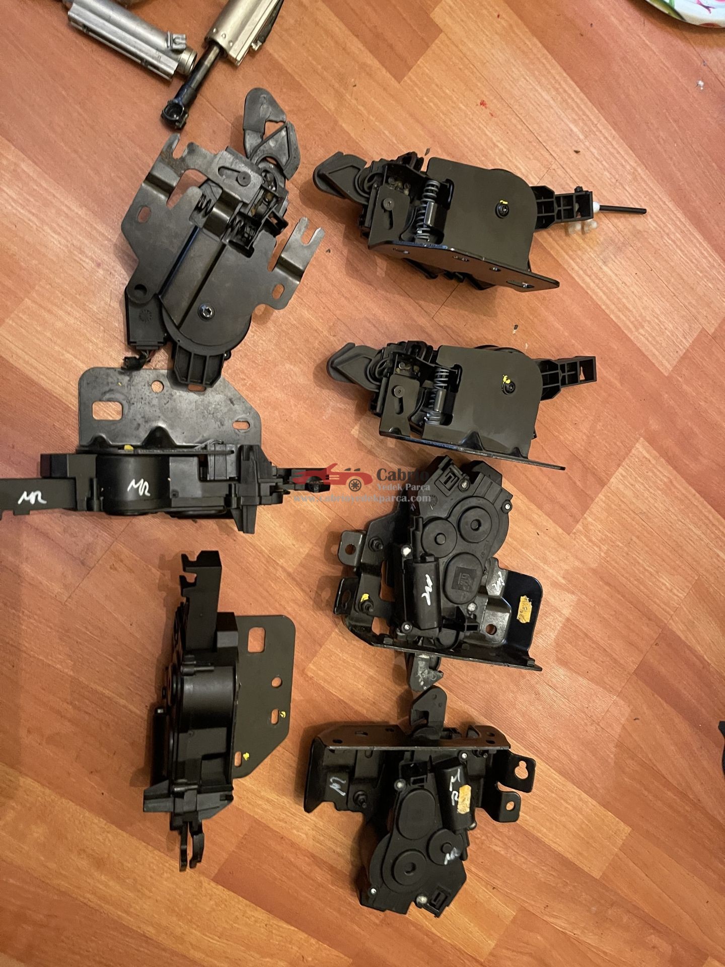 OPEL TiGRA B TWİNTOP CABRİO COUPE UYUMLU TENTE HARDTOP BAGAJ KİLİTLERİ SET HALİNDE SAĞ SOL ORTA SIFIR GİBİ İÇ PLASTİKLERİ ÇIKMA ORJİNAL 60 BİNDEKİ ARAÇTAN SÖKÜLDÜ