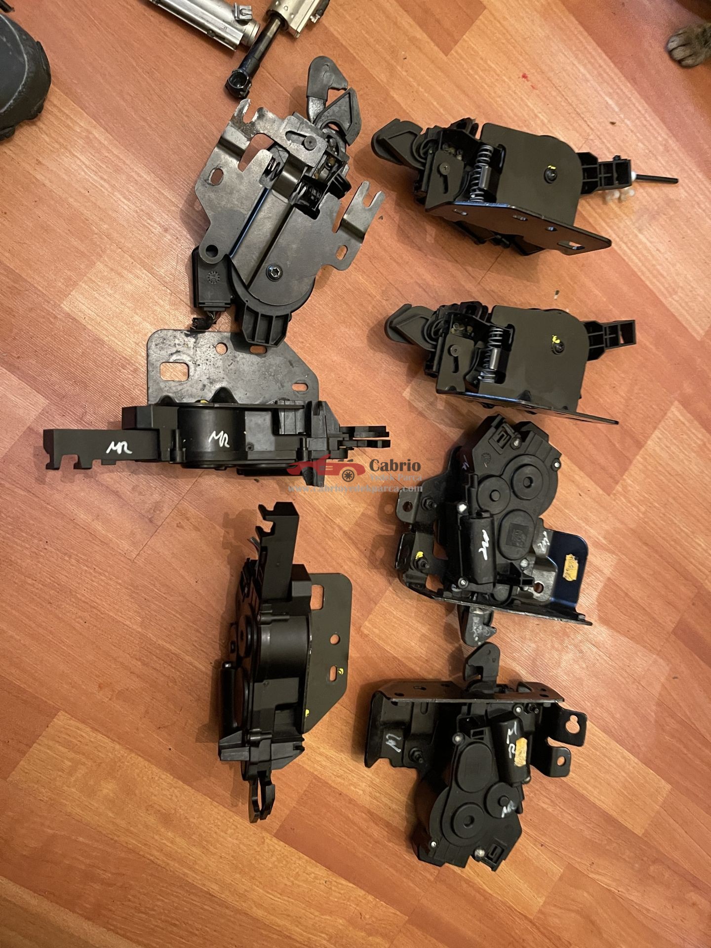 OPEL TiGRA B TWİNTOP CABRİO COUPE UYUMLU TENTE HARDTOP BAGAJ KİLİTLERİ SET HALİNDE SAĞ SOL ORTA SIFIR GİBİ İÇ PLASTİKLERİ ÇIKMA ORJİNAL 60 BİNDEKİ ARAÇTAN SÖKÜLDÜ