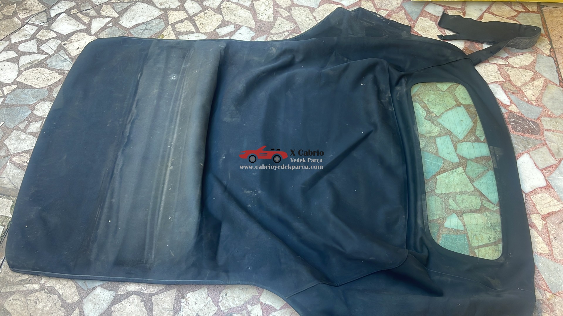 MİNİ COOPER R57 CABRİO UYUMLU ORJİNAL SİYAH RENK TENTE CAMI ÜZERİNDE ORJİNAL ÇIKMA TEMİZ