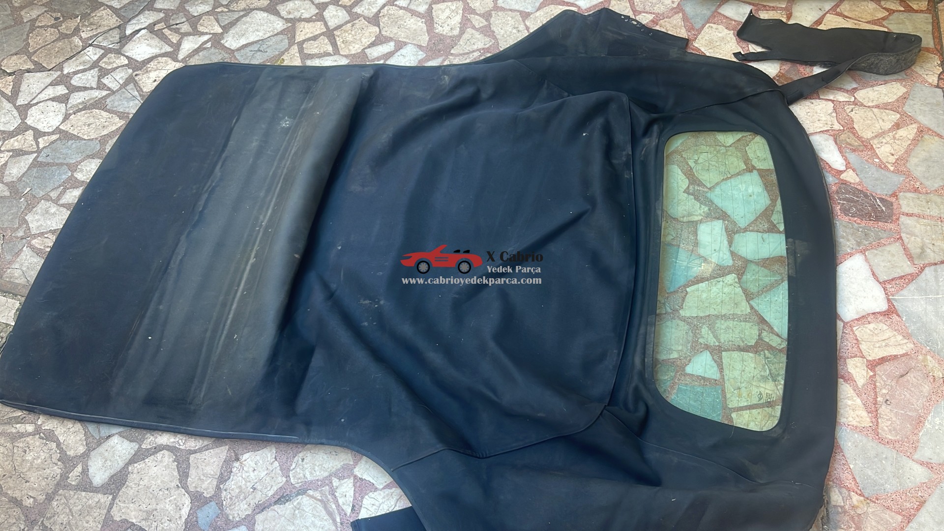 MİNİ COOPER R57 CABRİO UYUMLU ORJİNAL SİYAH RENK TENTE CAMI ÜZERİNDE ORJİNAL ÇIKMA TEMİZ